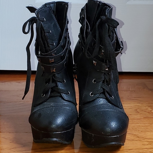 Black Heels Boots with studs - Picture 3 of 4